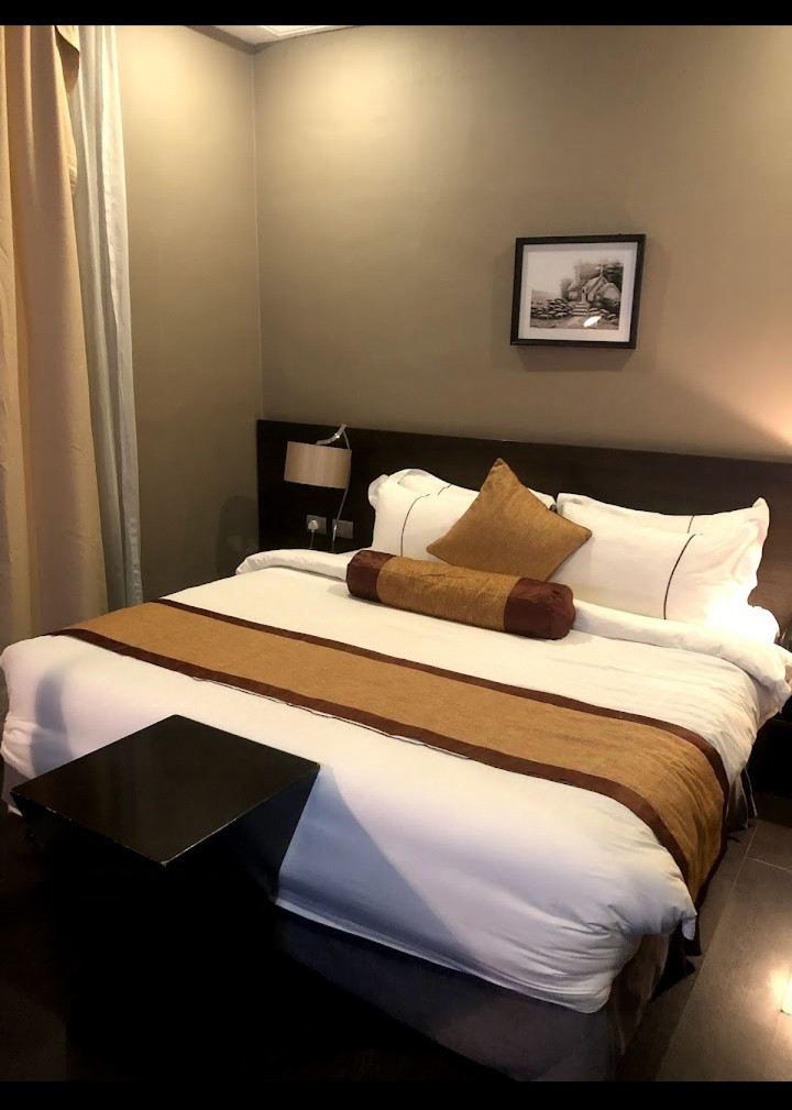 GRAND BEE SUITES JOEL OGUNNAIKE STREET, IKEJA GRA LAGOS. DELUXE ROOM. For Easy Bookings And Reservations, Please Contact Cloza App Representative On Call And Watsapp. Details Below
