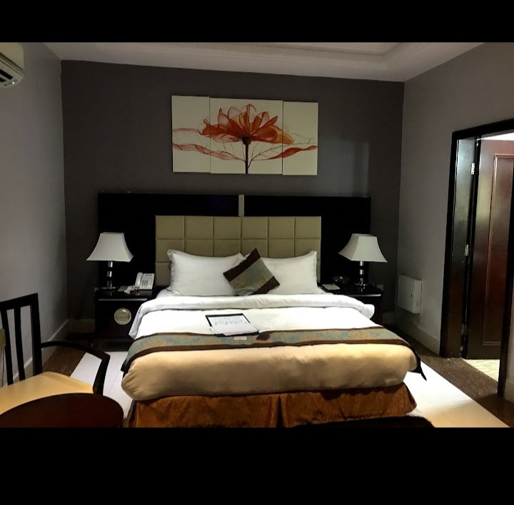 GRAND BEE SUITES JOEL OGUNNAIKE STREET, IKEJA GRA LAGOS. STANDARD ROOM . For Easy Bookings And Reservations, Please Contact Cloza App Representative On Call And Watsapp. Details Below