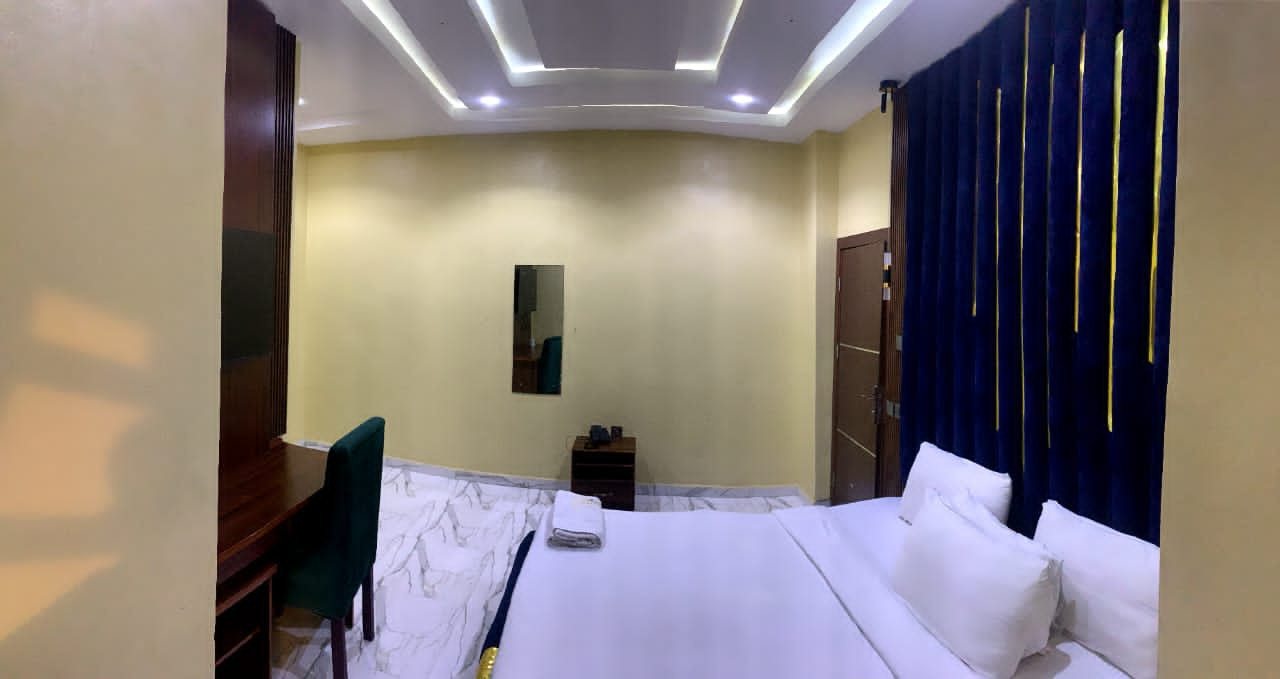HOTEL DE PAPI, NO:14 ERIC OHARISI STREET SLAUGHTER ROAD UGHELLI. EXECUTIVE STANDARD. For Easy Bookings And Reservations, Please Contact Cloza App Representative On Call And Watsapp. Details Below