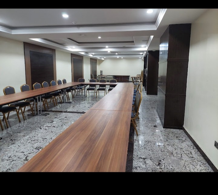 SHORE GATE HOTEL, IKEJA GRA LAGOS   BOARD ROOM . For Easy Bookings And Reservations, Please Contact Cloza App Representative On Call And Watsapp. Details Below