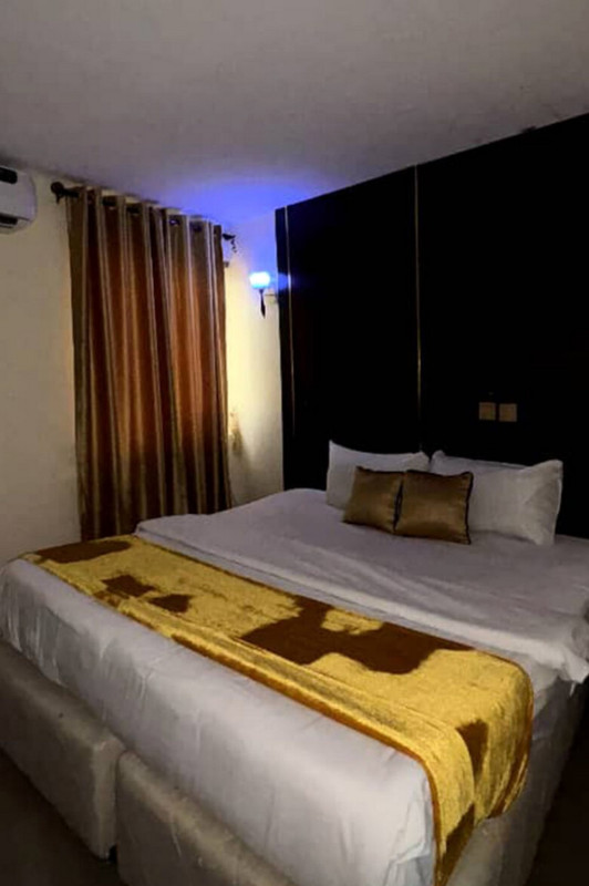DELVE HOTELS, ATIMBO ROAD, CALABAR, CROSS RIVERS STATE. DELUXE ROOM (24HRS AC) For Easy Bookings And Reservations, Please Contact Our Cloza App Representative On Call And Watsapp. Details Below
