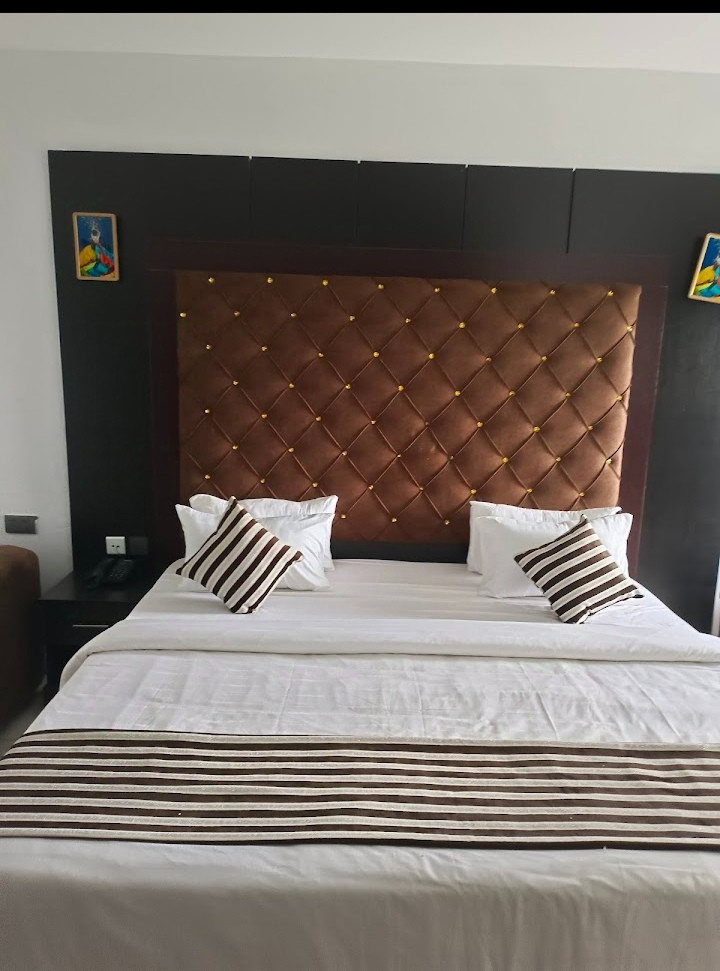 JETOB'S HOTEL AND SUITE, ALONG AGBARHA ROAD, OFF EXPRESS ROAD, UGHELLI, DELTA STATE. For Easy Bookings And Reservations, Please Contact Our Cloza App Representative On Call And Watsapp. Details Below