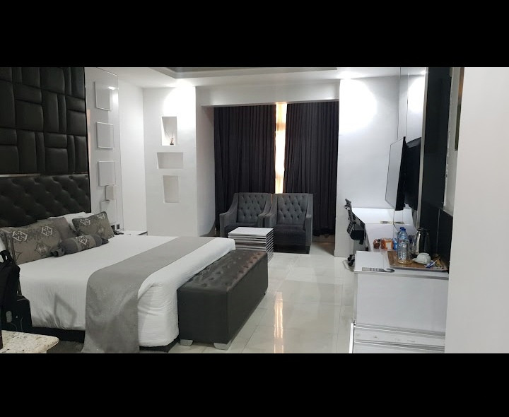 SHORE GATE HOTEL, IKEJA GRA LAGOS   PENTHOUSE. For Easy Bookings And Reservations, Please Contact Cloza App Representative On Call And Watsapp. Details Below