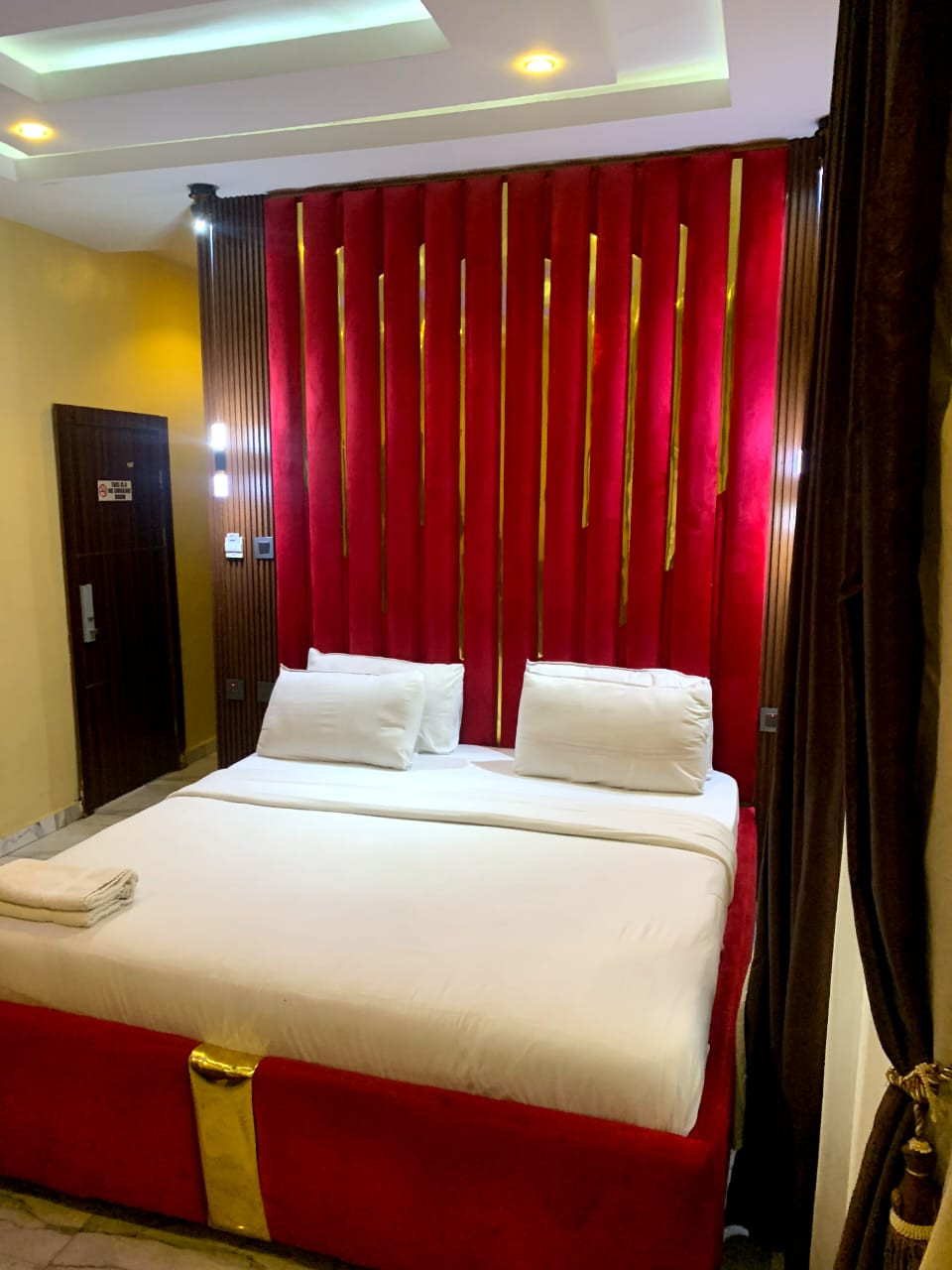 HOTEL DE PAPI, NO:14 ERIC OHARISI STREET SLAUGHTER ROAD UGHELLI. SUITE. For Easy Bookings And Reservations, Please Contact Cloza App Representative On Call And Watsapp. Details Below