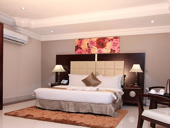 GRAND BEE SUITES JOEL OGUNNAIKE STREET, IKEJA GRA LAGOS.  BUSINESS SUITE . For Easy Bookings And Reservations, Please Contact Cloza App Representative On Call And Watsapp. Details Below