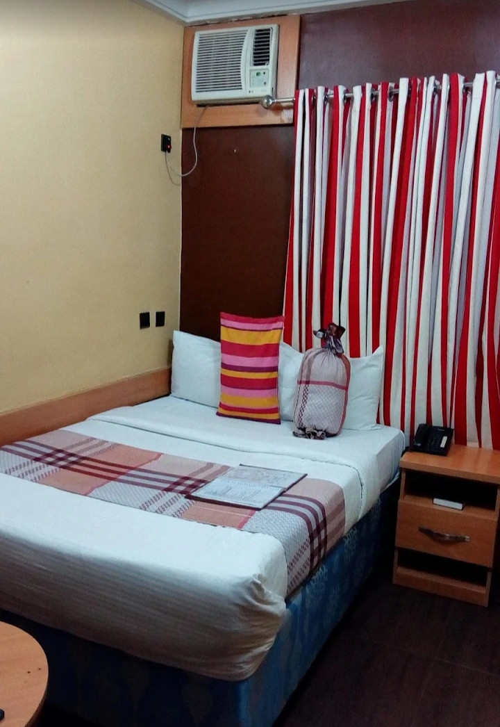 WISE PENNY SUITE. 4 NZE FRANCIS STREET, ASABA/BENIN EXPRESS ROAD, ASABA DELTA STATE. For Easy Bookings And Reservations, Please Contact Cloza App Representative On Call And Watsapp. Details Below