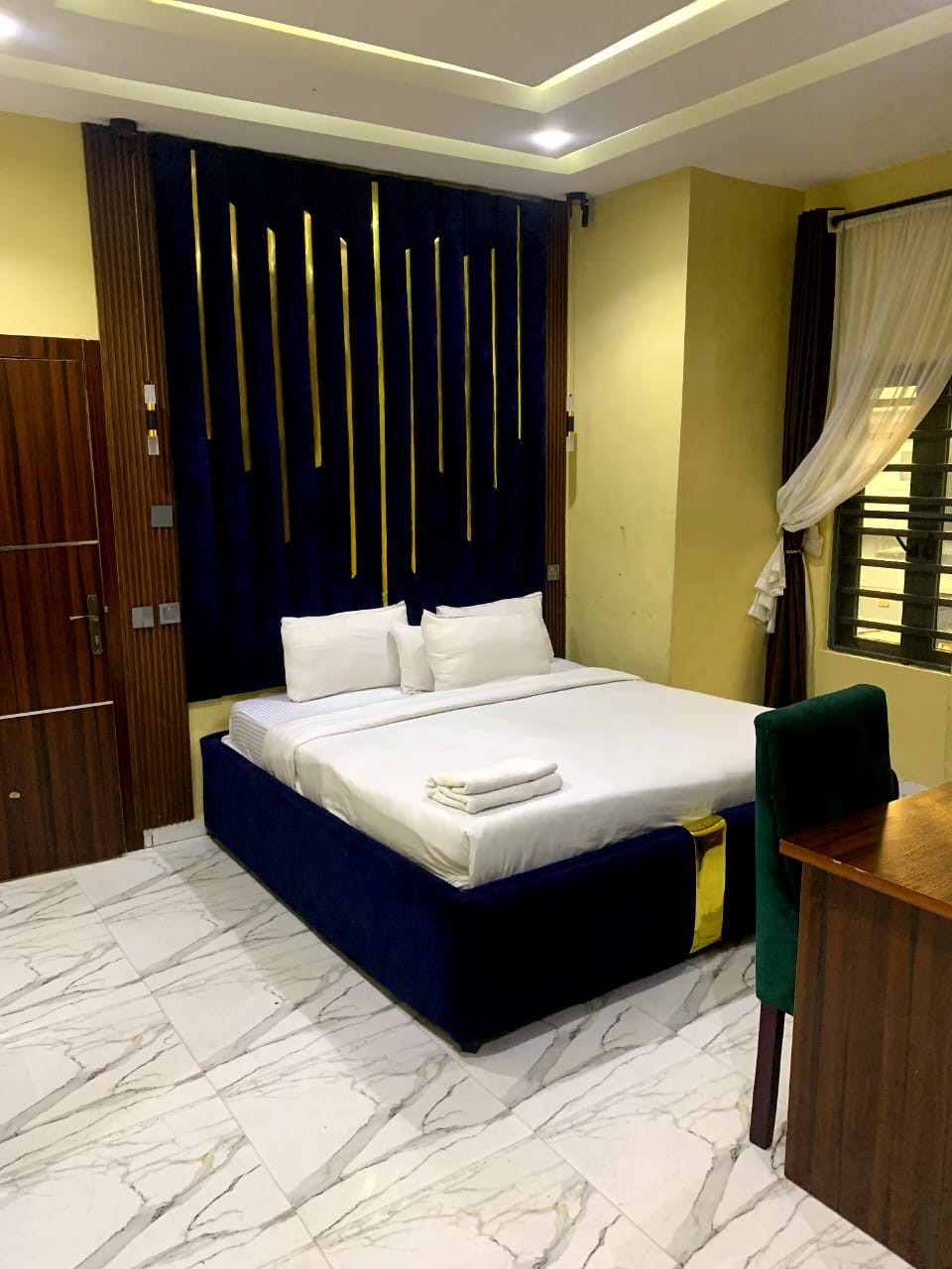 HOTEL DE PAPI, NO:14 ERIC OHARISI STREET SLAUGHTER ROAD UGHELLI. For Easy Bookings And Reservations, Please Contact Cloza App Representative On Call And Watsapp. Details Below