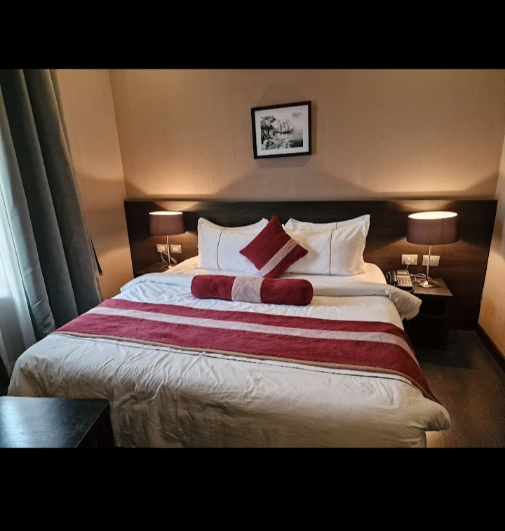 SHORE GATE HOTEL, IKEJA GRA LAGOS   DELUXE ROOM. For Easy Bookings And Reservations, Please Contact Cloza App Representative On Call And Watsapp. Details Below