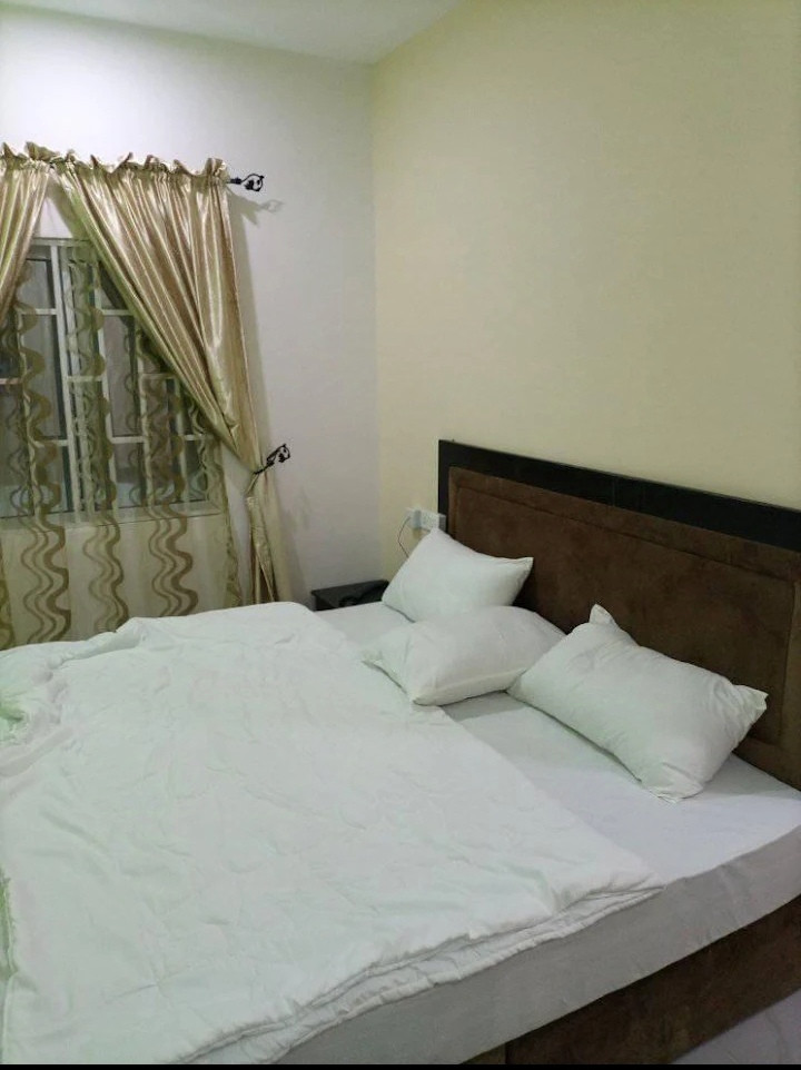 ZAYND HOTEL, AFAHA IDORO ROAD, OFF PEPSI JUNCTION, UYO NON AC ROOM. For Easy Bookings And Reservations, Please Contact Our Cloza App Representative On Call And Watsapp. Details Below
