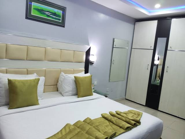 MERO hotels and suites. 43,Winifred Iwene off DBS road, Asaba.  Landmark: Viena hotel, Asaba. Delta state.   Services:accommodation, lodging. Book With Cloza