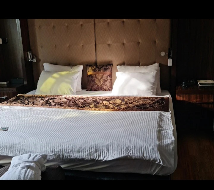 ETERNO HOTEL NO: 103B AIGUOBASIMWIN CRESCENT, GRA, BENIN CITY, EDO STATE. For Easy Bookings And Reservations, Please Contact Cloza App Representative On Call And Watsapp. Details Below