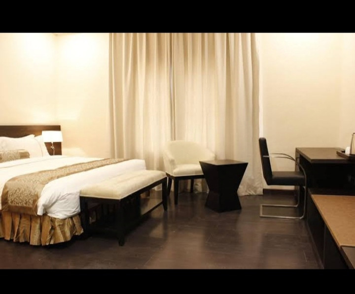 SHORE GATE HOTEL, IKEJA GRA LAGOS   EXECUTIVE DELUXE SUITE. For Easy Bookings And Reservations, Please Contact Cloza App Representative On Call And Watsapp. Details Below