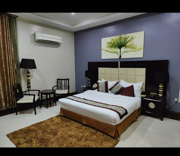 GRAND BEE SUITES JOEL OGUNNAIKE STREET, IKEJA GRA LAGOS.  EXCLUSIVE ROOM. For Easy Bookings And Reservations, Please Contact Cloza App Representative On Call And Watsapp. Details Below