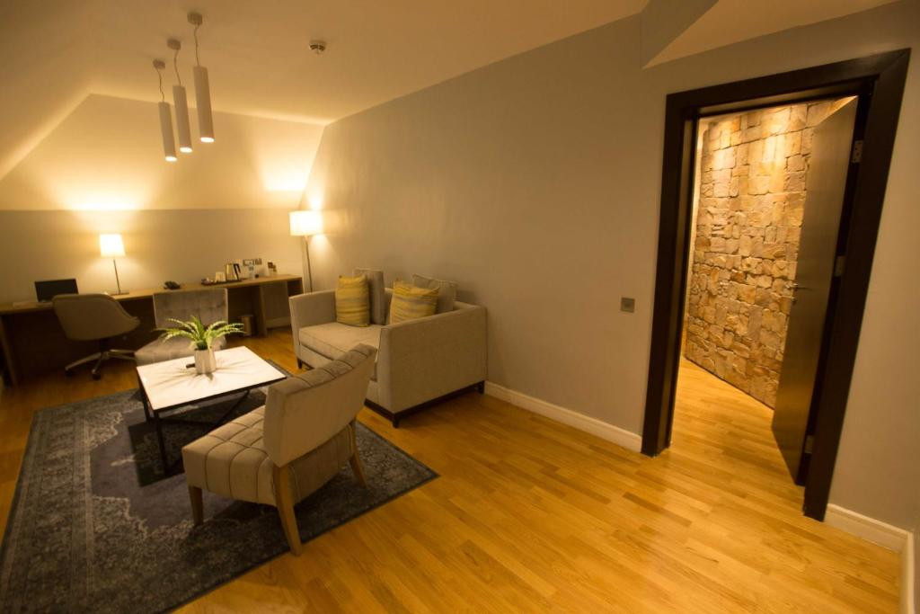 L' EOLA HOTEL , MARYLAND IKEJA, LAGOS STATE. LUXURY SUITE. For Easy Bookings And Reservations, Please Contact Cloza App Representative On Call And Watsapp. Details Below