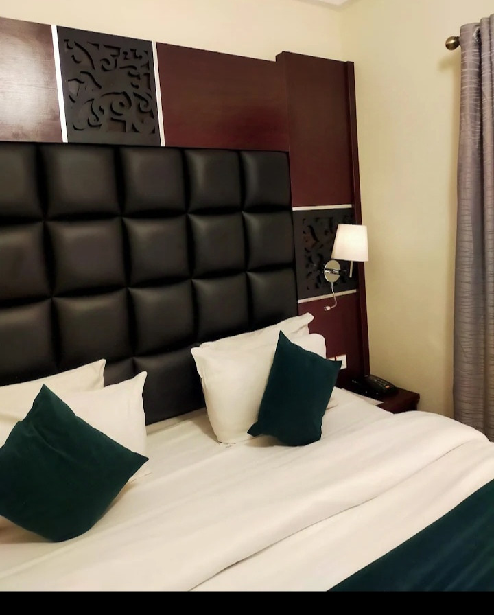 NEW SOUND, NO 4 EGBUNE STREET OFF EZENEI ROAD, OPPOSITE GT BANK ASABA DELTA STATE. For Easy Bookings And Reservations, Please Contact Cloza App Representative On Call And Watsapp. Details Below